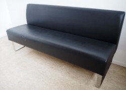 Sittebenk / sofa for kantine e.l i sort skinn fra Materia, Monolite, bredde 170cm, pent brukt