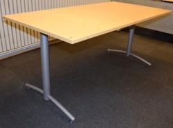 Kompakt møtebord fra EFG, 140x80cm, Avec-serie, Bjerk bordplate, passer 4 pers, 72cm h, pent brukt
