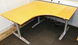 Skrivebord hjørneløsning fra Svenheim med el. hevsenk, bjerk bordplater, 150x150cm, pent brukt
