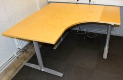 Skrivebord hjørneløsning fra Svenheim med el. hevsenk, bjerk bordplater, 150x150cm, pent brukt