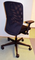 EFG Teamspirit kontorstol, sort stoffsete, mesh rygg, armlener, sort kryss pent brukt