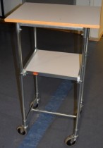 Tralle / trillebord på 4 hjul, 43x60cm, 106,5cm høyde, flyttbar hylle, pent brukt
