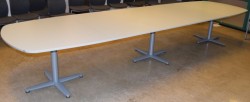 Kinnarps T-serie konferansebord / møtebord i lys grå / grått understell, 440x120cm passer 14-16 personer, pent brukt