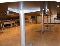 Kinnarps T-serie konferansebord / møtebord i lys grå / grått understell, 440x120cm passer 14-16 personer, pent brukt