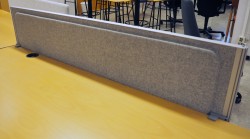 Kinnarps Rezon bordskillevegg til kontorpult i lys gråmelert ullfilt, 180 cm bredde, 35cm høyde, pent brukt