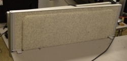 Kinnarps Rezon bordskillevegg til kontorpult i lys gråmelert ullfilt, 90 cm bredde, 35cm høyde, pent brukt