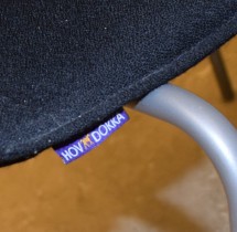 Konferansestol fra EFG HovDokka i sort gaja, grå ben, høy rygg. modell GRAF, pent brukt
