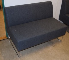 Loungesofa: VAD Pivot 2-seter sofa i mørkegrått stoff, 113cm bredde, pent brukt
