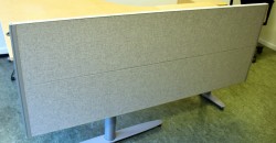 Kinnarps Rezon bordskillevegg til kontorpult i lysegrått, 180 cm bredde, 69cm høyde, pent brukt