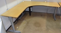 Kinnarps elektrisk hevsenk hjørneløsning skrivebord i bjerk, 200x200cm, sving på venstre side, T-serie, pent brukt