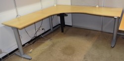 Kinnarps elektrisk hevsenk hjørneløsning skrivebord i bjerk, 200x200cm, sving på venstre side, T-serie, pent brukt