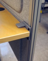 Kinnarps Rezon bordskillevegg til kontorpult i lys gråmelert ullfilt, 100cm bredde, 69cm høyde, pent brukt