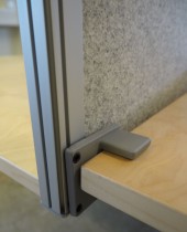 Kinnarps Rezon bordskillevegg til kontorpult i lysegrått, 200 cm bredde, 69cm høyde, pent brukt