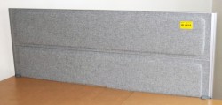 Kinnarps Rezon bordskillevegg til kontorpult i lys gråmelert ullfilt, 180cm bredde, 69cm høyde, pent brukt