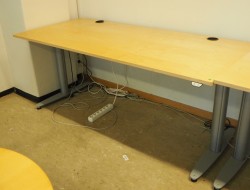 Kinnarps T-serie elektrisk hevsenk skrivebord 180x80cm i bjerk, pent brukt