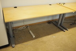 Kinnarps T-serie elektrisk hevsenk skrivebord 180x80cm i bjerk, pent brukt