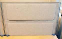 Kinnarps Rezon bordskillevegg til kontorpult i lyst grått striestoff, 100cm bredde, 69cm høyde, pent brukt