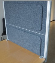 Kinnarps Rezon bordskillevegg til kontorpult i mørk grå ullfilt, 80cm bredde, 69cm høyde, pent brukt