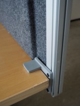 Kinnarps Rezon bordskillevegg til kontorpult i mørk grå ullfilt, 80cm bredde, 69cm høyde, pent brukt