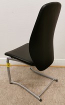 Møteromsstol/besøksstol fra Kinnarps, mod Plus 376 i sort skinn, pent brukt