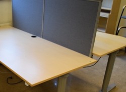 Kinnarps Rezon bordskillevegg til kontorpult i mørkegrått stoff, 180cm bredde, 65cm høyde, pent brukt