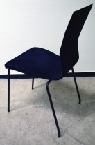Konferansestol fra EFG/HovDokka i sort mikrofiberstoff / sorte ben, modell GRAF, pent brukt