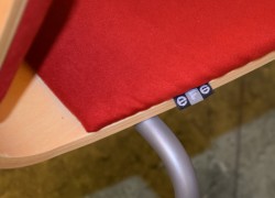 Konferansestol fra EFG i bjerk, rygg/sete i rødt Comfort stoff, grå ben, høy rygg. modell GRAF, pent brukt