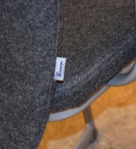 Møteromsstol / besøksstol fra Kinnarps, mod Plus 377 i grått stoff / sort armlene, grå ramme, pent brukt