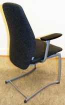 Møteromsstol / besøksstol fra Kinnarps, mod Plus 377 i grått stoff / sort armlene, grå ramme, pent brukt