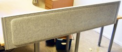 Kinnarps Rezon bordskillevegg til kontorpult i lys gråmelert ullfilt, 160cm bredde, 35cm høyde, pent brukt