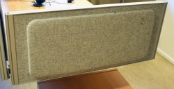 Kinnarps Rezon bordskillevegg til kontorpult i lys gråmelert ullfilt, 80cm bredde, 35cm høyde, pent brukt