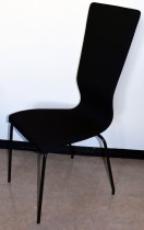 Konferansestol fra EFG HovDokka i sort stofftrekk, sorte ben, høy rygg. modell GRAF, pent brukt