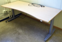 Kinnarps T-serie elektrisk hevsenk skrivebord 200x90cm i bjerk laminat, magebue, pent brukt