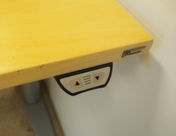 Kinnarps elektrisk hevsenk skrivebord i bjerk / grått, 160x90cm med magebue, pent brukt