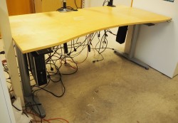 Kinnarps elektrisk hevsenk skrivebord i bjerk / grått, 160x90cm med magebue, pent brukt