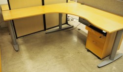 Kinnarps elektrisk hevsenk hjørneløsning skrivebord i bøk, 200x200cm, sving på venstre side, T-serie, pent brukt