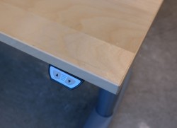 Kinnarps elektrisk hevsenk hjørneløsning skrivebord i bjerk, 200x200cm, dybde 80cm, T-serie, pent brukt