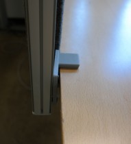 Kinnarps Rezon bordskillevegg til kontorpult i mørk gråmelert ullfilt, 180cm bredde, 69cm høyde, pent brukt