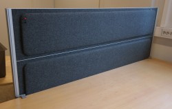 Kinnarps Rezon bordskillevegg til kontorpult i mørk gråmelert ullfilt, 180cm bredde, 69cm høyde, pent brukt