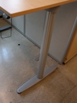 Kinnarps elektrisk hevsenk skrivebord i bøk / grått, 160x90cm med magebue, pent brukt