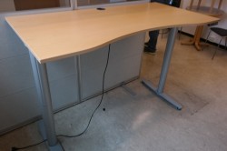 Kinnarps elektrisk hevsenk skrivebord i bøk / grått, 160x90cm med magebue, pent brukt