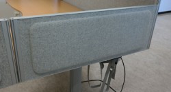 Kinnarps Rezon bordskillevegg til kontorpult i lys gråmelert ullfilt, 100 cm bredde, 35cm høyde, pent brukt