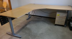 Kinnarps elektrisk hevsenk hjørneløsning skrivebord i bjerk, 220x220cm, dybde 80cm, T-serie, pent brukt