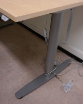 Skrivebord / hjørneløsning med elektrisk hevsenk fra EFG i bjerk, 160x180cm, venstreløsning, pent brukt