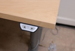 Skrivebord / hjørneløsning med elektrisk hevsenk fra EFG i bjerk, 160x180cm, venstreløsning, pent brukt