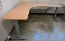 Kinnarps elektrisk hevsenk hjørneløsning skrivebord i bøk laminat, 200x200cm, sving på venstre side, T-serie, pent brukt