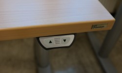 Kinnarps elektrisk hevsenk hjørneløsning skrivebord i bøk laminat, 200x200cm, sving på venstre side, T-serie, pent brukt