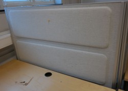 Kinnarps Rezon bordskillevegg til kontorpult i lyst grått striestoff, 120cm bredde, 69cm høyde, pent brukt