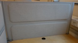 Kinnarps Rezon bordskillevegg til kontorpult i lyst grått striestoff, 120cm bredde, 69cm høyde, pent brukt