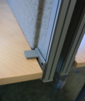 Kinnarps Rezon bordskillevegg til kontorpult i lyst grått ullfilt, 120cm bredde, 69cm høyde, pent brukt